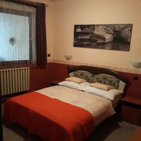 Fonix Panzio Hotell Pápa Exteriör bild