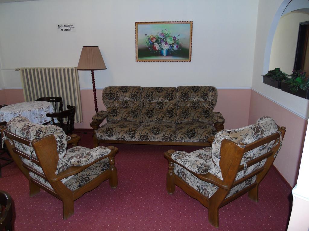 Fonix Panzio Hotell Pápa Exteriör bild