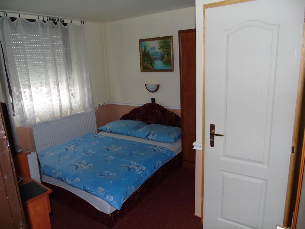 Fonix Panzio Hotell Pápa Exteriör bild