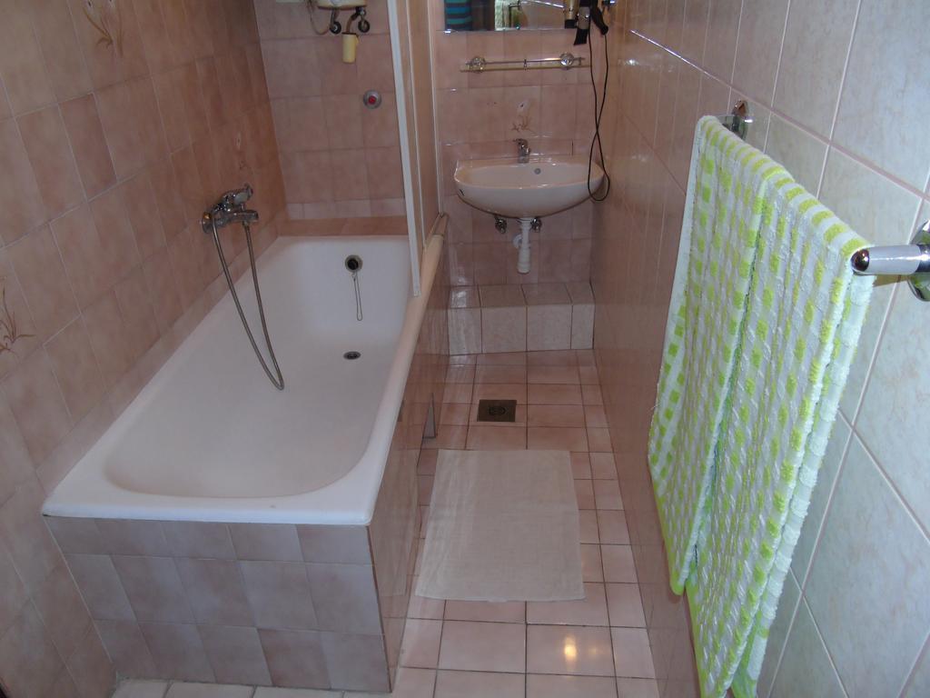 Fonix Panzio Hotell Pápa Exteriör bild