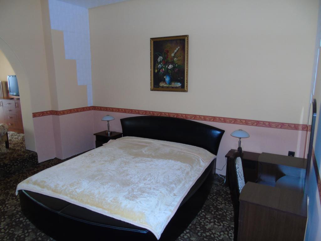 Fonix Panzio Hotell Pápa Exteriör bild