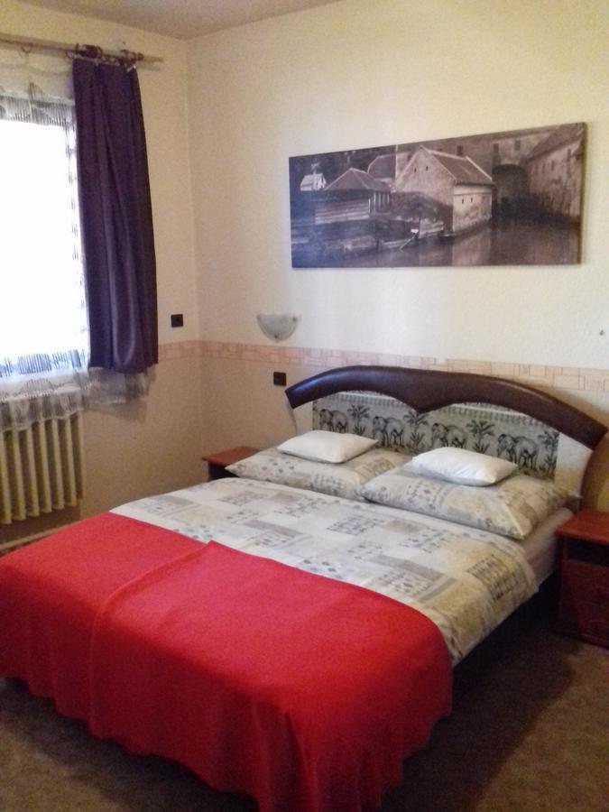 Fonix Panzio Hotell Pápa Exteriör bild