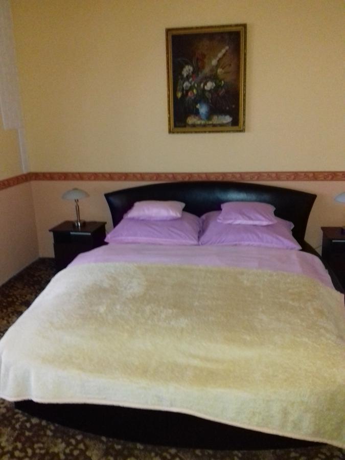 Fonix Panzio Hotell Pápa Exteriör bild